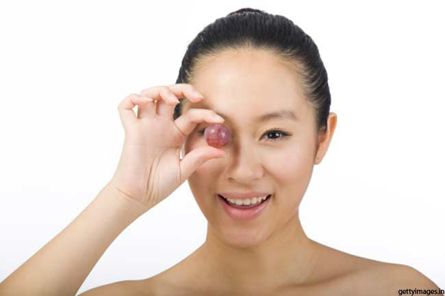 Tăng cường thị lực: Lợi ích sức khỏe của nho được biết đến nhiều nhất là tăng cường thị lực. Nho giàu lutein và zeaxanthin - các chất chịu trách nhiệm duy trì đôi mắt khỏe mạnh khi ta già đi.