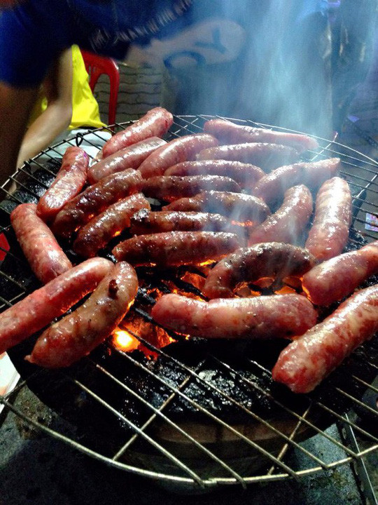 Nhờ ướp tẩm gia vị theo công thức độc đáo mà món ăn mang đến hương vị lạ lẫm khiến người ta nhớ mãi. Những chiếc lạp xưởng căng tròn, đầy đặn nướng mọi trên than hồng vừa beo béo vừa ngọt thơm nâng niu từng cung bậc vị giác.