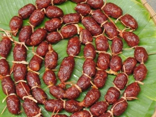 Tung lò mò là một loại lạp xưởng bò truyền thống và đặc sắc nhất của ẩm thực người Chăm. Bên trong lớp vỏ ruột bò là sự hoà hợp giữa thịt vụn và mỡ.