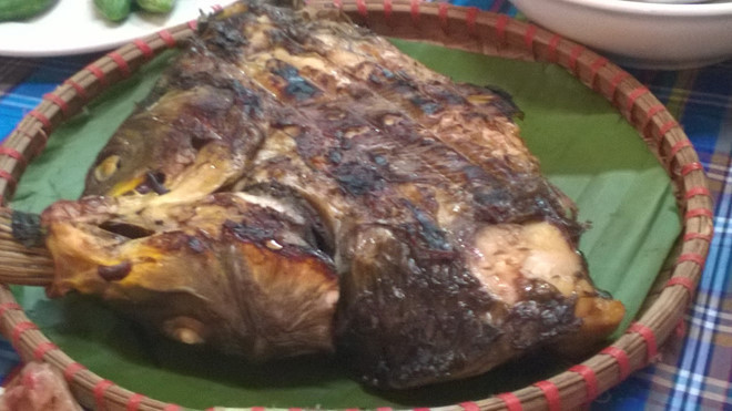 Nét độc đáo của món đặc sản tên kỳ lạ này nằm ở cách chế biến, Pa pỉnh tộp được ướp rất nhiều loại gia vị như gừng, xả, ớt tươi, rau mùi, rau thơm, hành tươi, húng… Đặc biệt, món ăn này không thể thiếu mắc khén, một loại gia vị đặc trưng nơi đây.