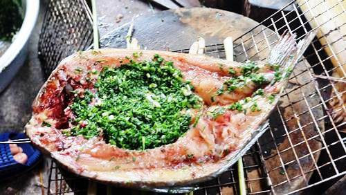 Cá sau khi tẩm ướp các loại gia vị cho ngấm đều thì được gập đôi lại, cho vào một đoạn tre để kẹp chặt rồi nướng trên than củi đã hồng. Người nướng cá phải rất khéo léo để làm sao cho cá chín không bị ám khói mà vẫn giữ được hương vị tự nhiên.