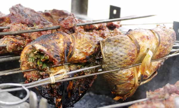 Ăn pa pỉnh tộp đúng vị phải kèm chút xôi nếp chấm với chẩm chéo, thêm chút rượu ngô cay cay, tê tê cho trọn vị.