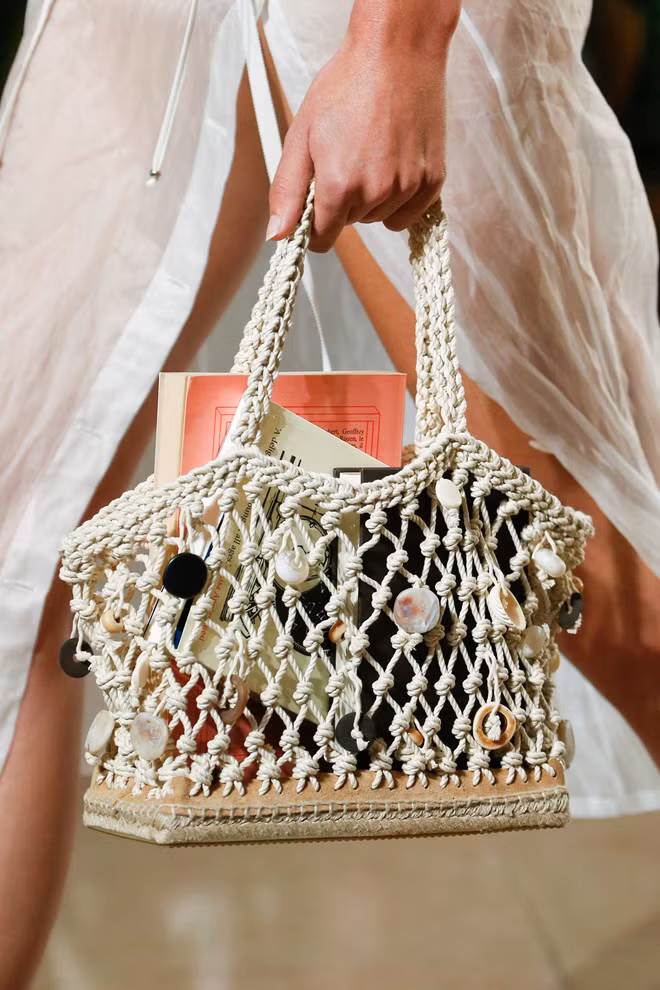 Túi xách đan móc: Năm sau sẽ là khoảng thời gian lên ngôi của mẫu túi xách đan móc theo hình zic-zac hay những đoá hoa màu sắc.
