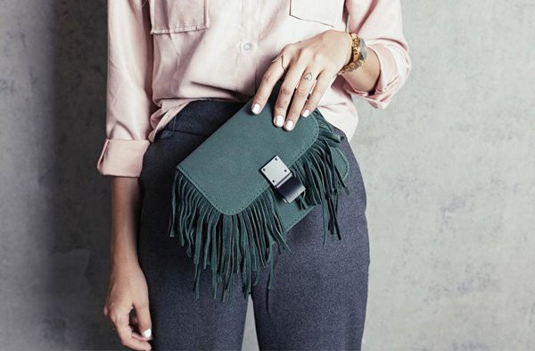 Túi xách tua rua sẽ là một trong những phụ kiện thời thượng giúp bạn nổi bật khi đi du xuân. Loại túi xách du xuân này có nhiều loại chất liệu cho bạn lựa chọn như cói hay da lộn.