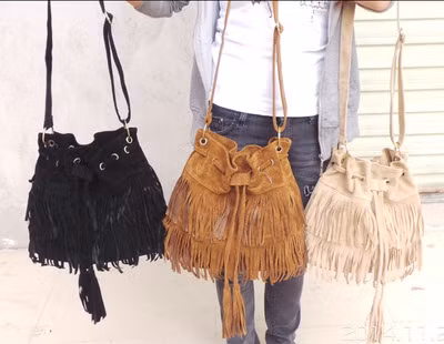 Túi xách tua rua: Dù không phải xu hướng mới nhưng túi xách tua rua vẫn chiếm được tình cảm của nhiều nhà mốt thế giới trong năm 2019.