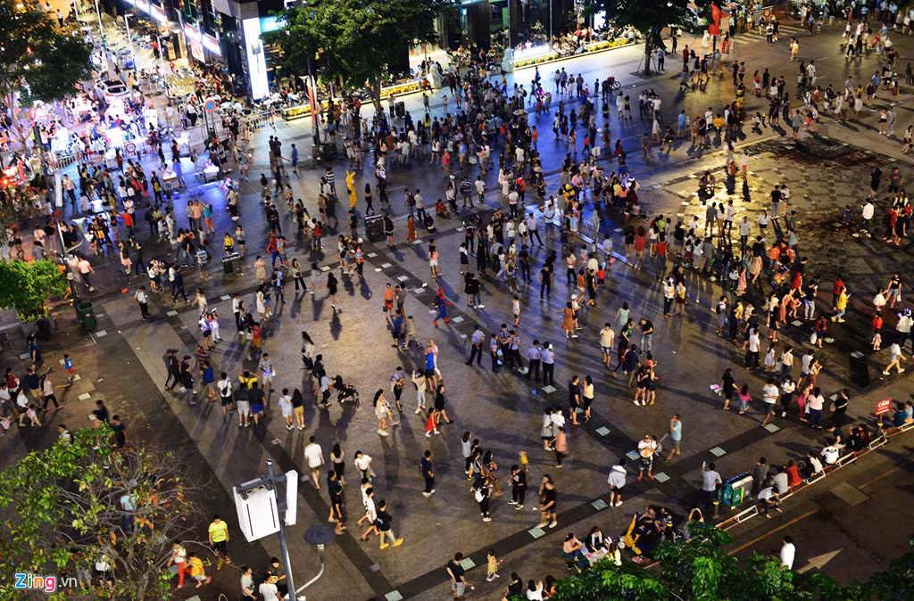 Tối 1/9, hàng nghìn người đổ về phố đi bộ Nguyễn Huệ để vui chơi dịp lễ Quốc khánh.