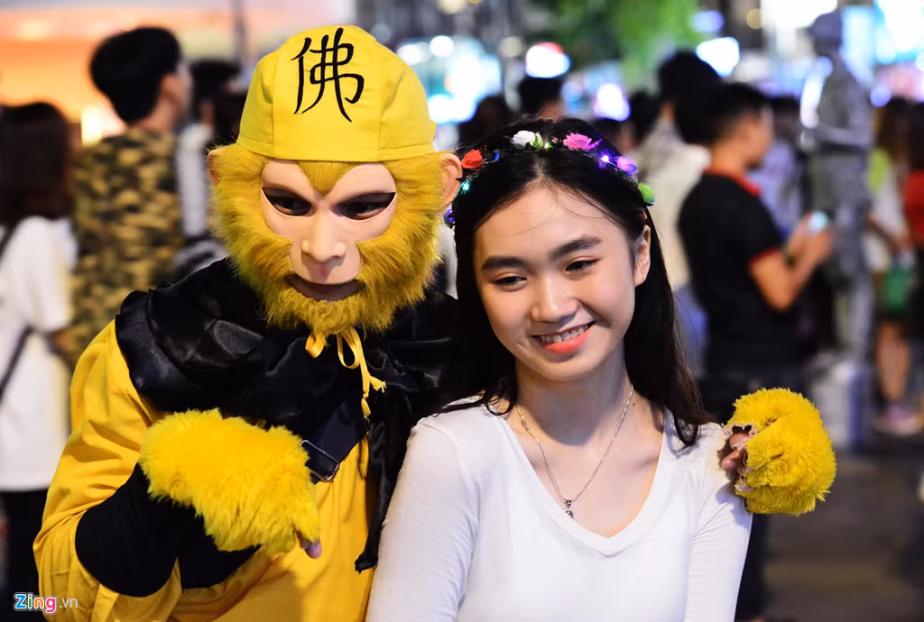 Người đóng giả Tôn Ngộ Không làm trò để cô gái cười khi chụp hình.