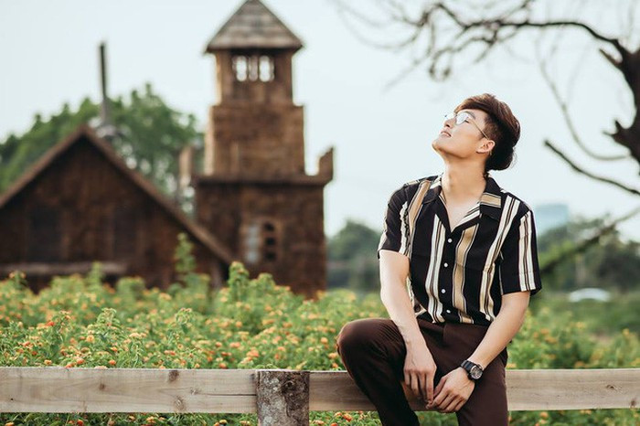 Đình Tú cũng thường phối áo sơ mi với quần tây.