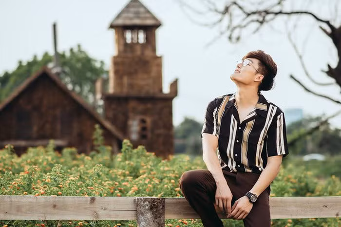 Đình Tú cũng thường phối áo sơ mi với quần tây.