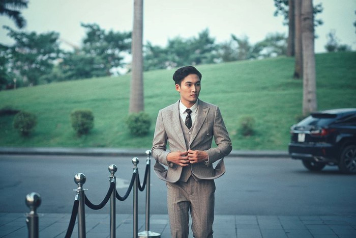 Tủ đồ vest của anh khá đa dạng về kiểu dáng và màu sắc.