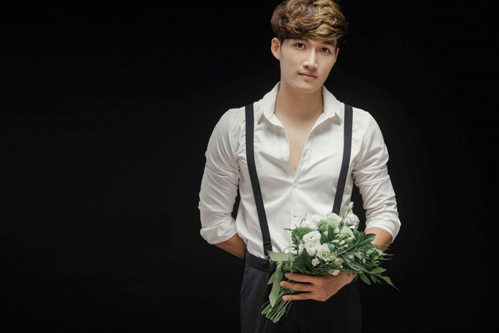 Nam diễn viên toát lên vẻ lãng tử và bảnh bao trong áo sơ mi trắng.