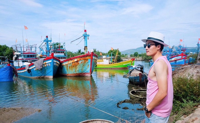 Thời trang đi chơi của anh thoải mái và nam tính. Ảnh: FBNV.