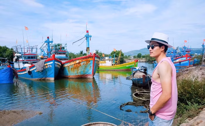 Thời trang đi chơi của anh thoải mái và nam tính. Ảnh: FBNV.