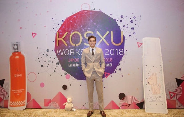 Đình Tú luôn gây ấn tượng nhờ vóc dáng cao ráo, gương mặt điển trai và cách ăn mặc lịch lãm.