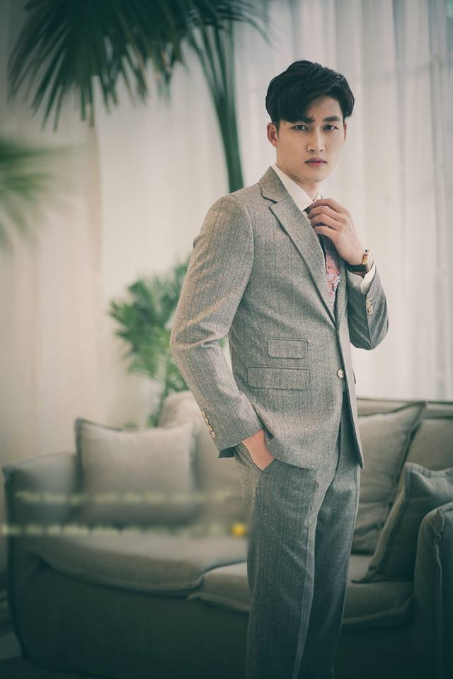 Ngoài đời, Đình Tú có phong cách thời trang lịch lãm khác hẳn trong phim.