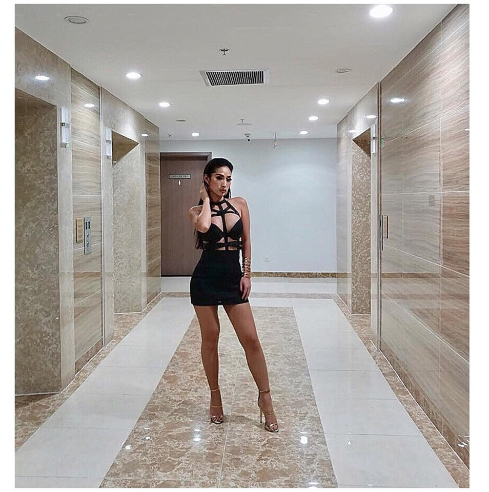 Quỳnh Thy cho biết, cô chuộng những bộ cánh ôm sát, khoe được lợi thế đường cong và toát lên vẻ sang trọng, quyến rũ.