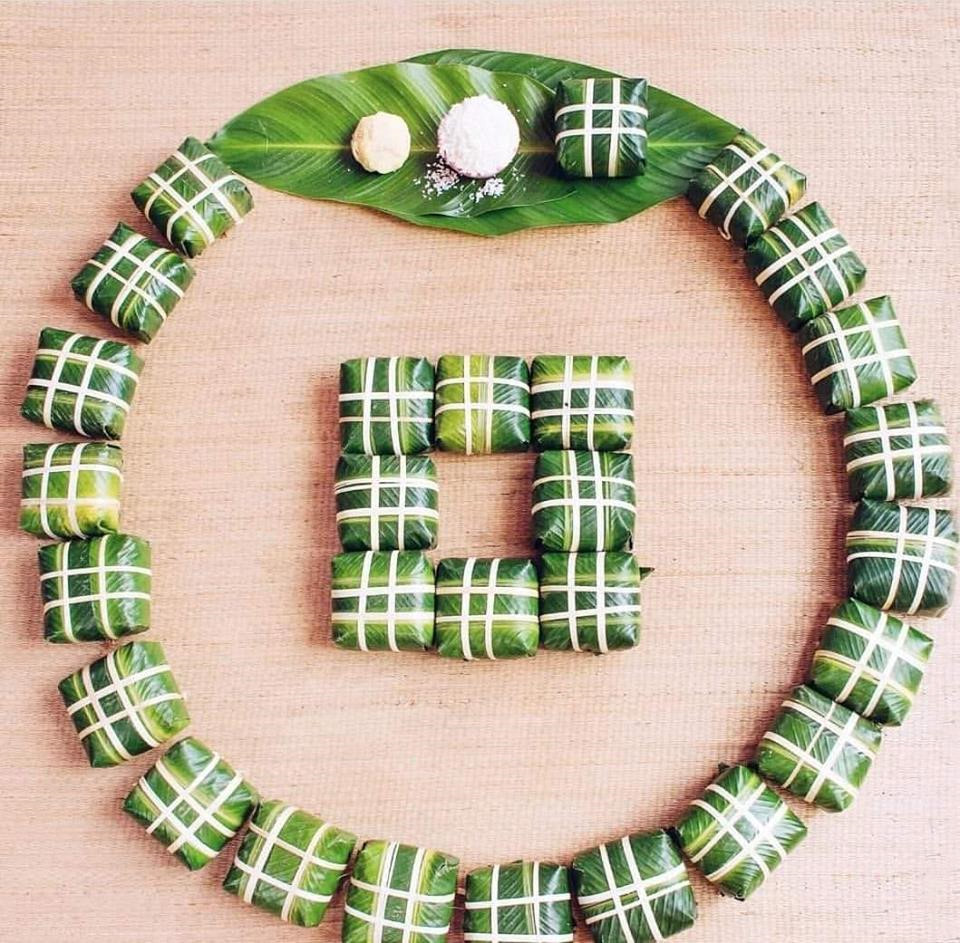 Mỗi dịp Tết đến, xuân về hình ảnh bánh chưng trở nên quen thuộc hơn. Mỗi năm, người dân đều sáng tạo ra nhiều loại bánh với những hương vị khác nhau. Tuy nhiên năm nay, không chỉ thay đổi về nguyên liệu mà hình dáng của chiếc bánh chưng cũng được sáng tạo độc đáo, trở nên nhỏ nhắn, xinh xắn hơn. Ảnh: @quanglam.