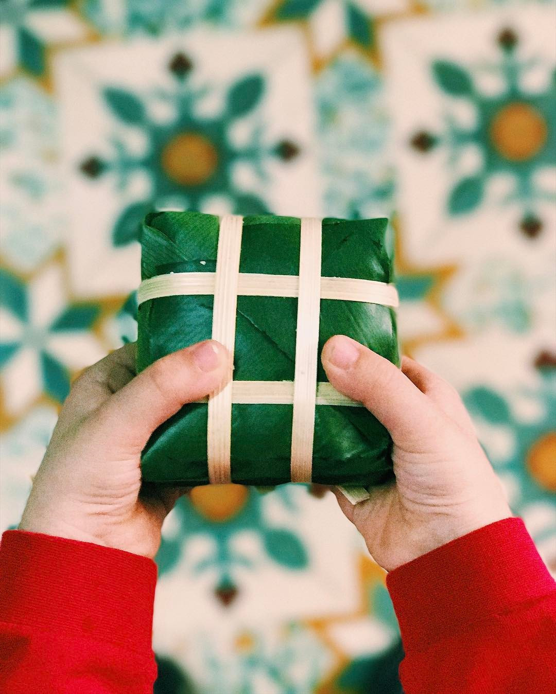 Những chiếc bánh chưng tí hon đã khiến cộng đồng mạng thích thú. Mỗi chiếc bánh đều có đủ các nguyên liệu cơ bản, bạn có thể gói bằng tay mà không cần dùng khuôn. Ảnh: @iamngoc.90, @tungkaka.