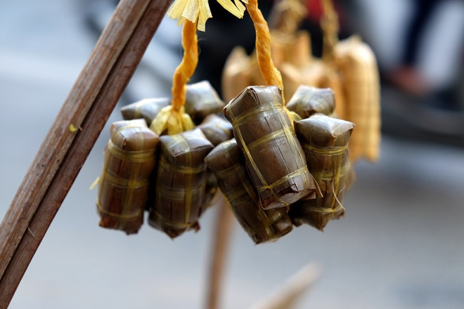 Trong khi đó, thị trường bánh tét ở Việt Nam đã sáng tạo ra nhiều loại bánh với nhiều kích cỡ và hương vị khác nhau. Những chiếc bánh tét tí hon được rất nhiều người thích thú. Ảnh: Cooky.