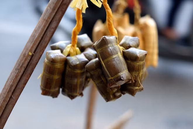 Trong khi đó, thị trường bánh tét ở Việt Nam đã sáng tạo ra nhiều loại bánh với nhiều kích cỡ và hương vị khác nhau. Những chiếc bánh tét tí hon được rất nhiều người thích thú. Ảnh: Cooky.