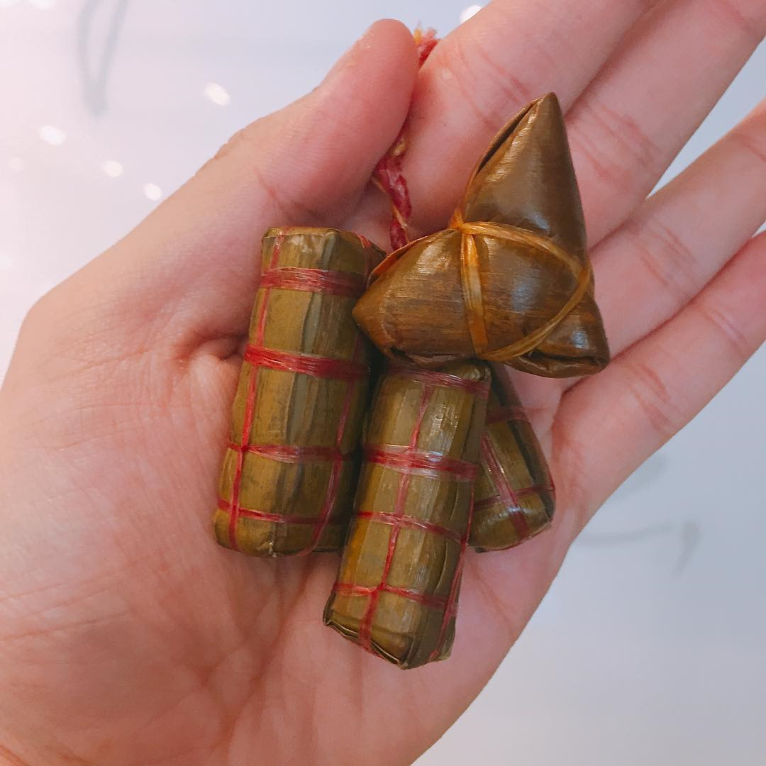 Trên mạng xã hội, hình ảnh chiếc bánh tí hon thu hút nhiều sự chú ý của các thành viên. "Những chiếc bánh tét này tuy có kích thước nhỏ nhưng bên trong vẫn đầy đủ các nguyên liệu và được gói cẩn thận như bánh tét truyền thống. Mình thấy sản phẩm này vừa tiện lợi lại dễ dàng sử dụng, ăn không bỏ phí", thành viên Tú Sang chia sẻ. Ảnh: @yang_shanxin, @nhuhao.