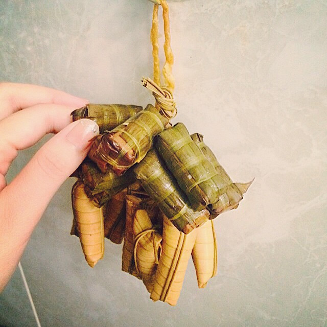 Chiếc bánh tét kích thước nhỏ được người dân bày bán theo từng chùm với các loại như bánh tét chuối, bánh tét đậu xanh, bánh tét thịt... Phiên bản mini này rất thích hợp để ăn liền hoặc chiên giòn. Ảnh: @suvarua.