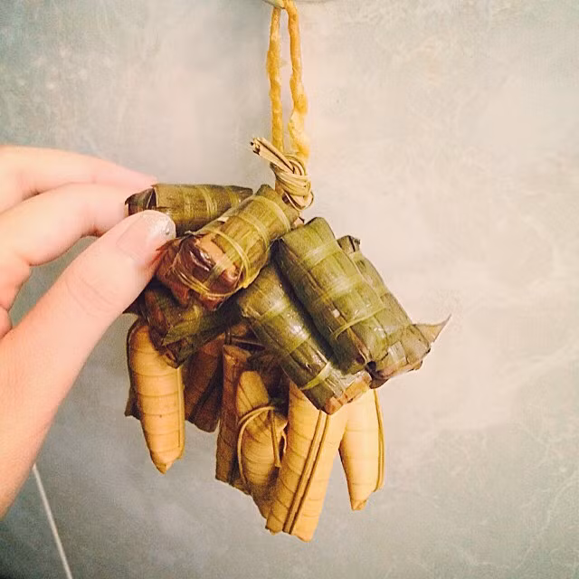 Chiếc bánh tét kích thước nhỏ được người dân bày bán theo từng chùm với các loại như bánh tét chuối, bánh tét đậu xanh, bánh tét thịt... Phiên bản mini này rất thích hợp để ăn liền hoặc chiên giòn. Ảnh: @suvarua.