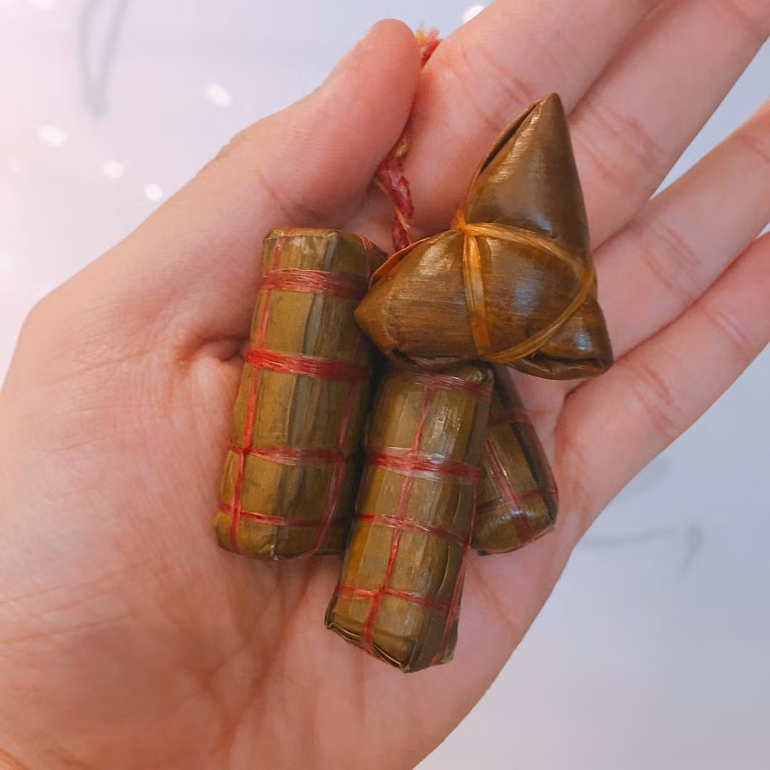 Trên mạng xã hội, hình ảnh chiếc bánh tí hon thu hút nhiều sự chú ý của các thành viên. "Những chiếc bánh tét này tuy có kích thước nhỏ nhưng bên trong vẫn đầy đủ các nguyên liệu và được gói cẩn thận như bánh tét truyền thống. Mình thấy sản phẩm này vừa tiện lợi lại dễ dàng sử dụng, ăn không bỏ phí", thành viên Tú Sang chia sẻ. Ảnh: @yang_shanxin, @nhuhao.