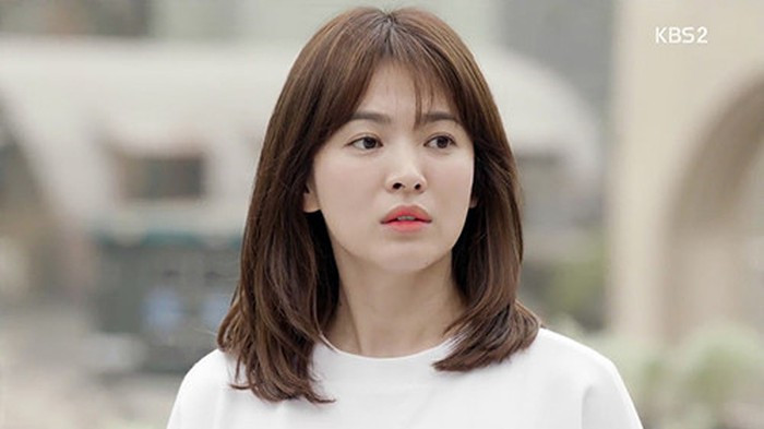 Bạn sẽ vô cùng bất ngờ vì Song Hye Kyo là người nổi tiếng kỹ tính trong việc làm đẹp. Chính vì thế, cô thực hiện nhiều phương pháp chăm sóc làn da tươi trẻ, căng mịn một cách tự nhiên nhất để không bao giờ bị lệ thuộc vào mỹ phẩm.