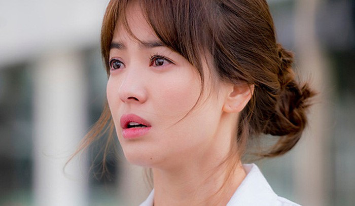 Đá lạnh cũng là một trong những bí quyết làm đẹp của Song Hye Kyo để làm se nhỏ lỗ chân lông, nâng cơ, làm da săn chắc.