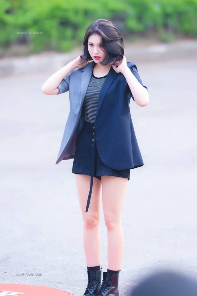 Cô thường xuyên xuất hiện trong những bộ ảnh thời trang, thể hiện vẻ trẻ trung, sành điệu của những gương mặt ca sĩ mới.