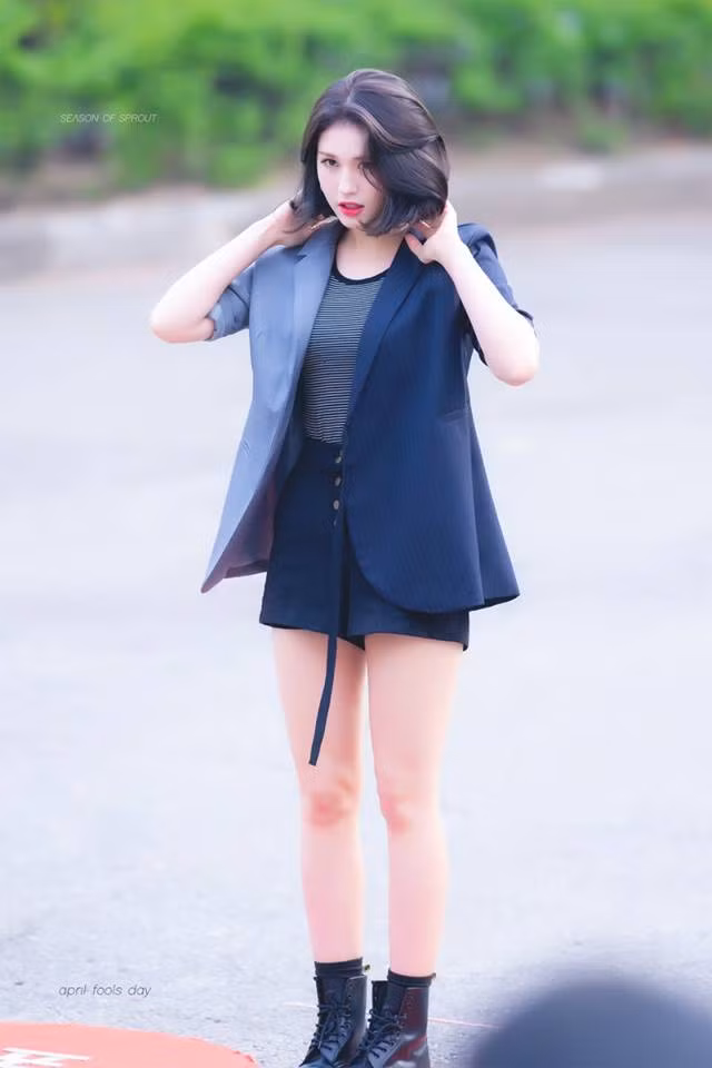 Cô thường xuyên xuất hiện trong những bộ ảnh thời trang, thể hiện vẻ trẻ trung, sành điệu của những gương mặt ca sĩ mới.