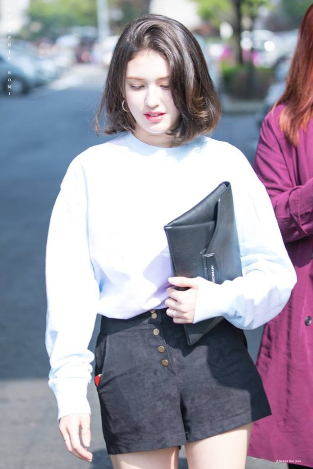 Những item được cô nàng tận dụng triệt để luôn là short, áo T-shirt, áo sweater và quần jeans.