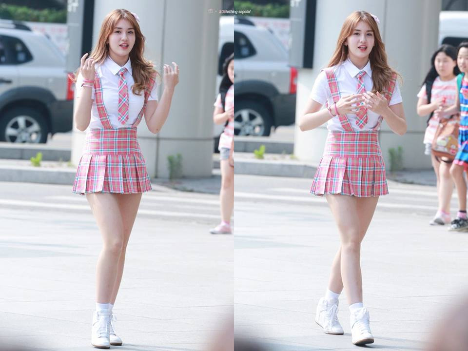 Kiểu dáng váy ngắn giúp Jeon Somi khoe khéo đôi chân thon gọn cùng làn da trắng trẻo.