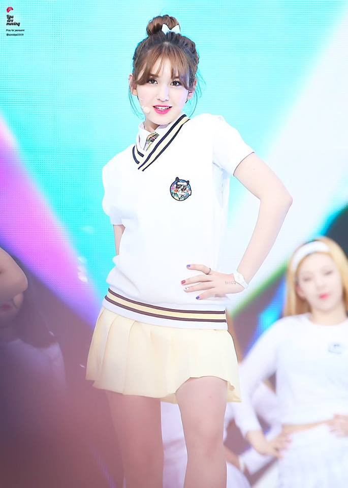 Những bộ cánh nhẹ nhàng, nữ tính luôn được đánh giá cao, phù hợp với lứa tuổi 18 của Somi.