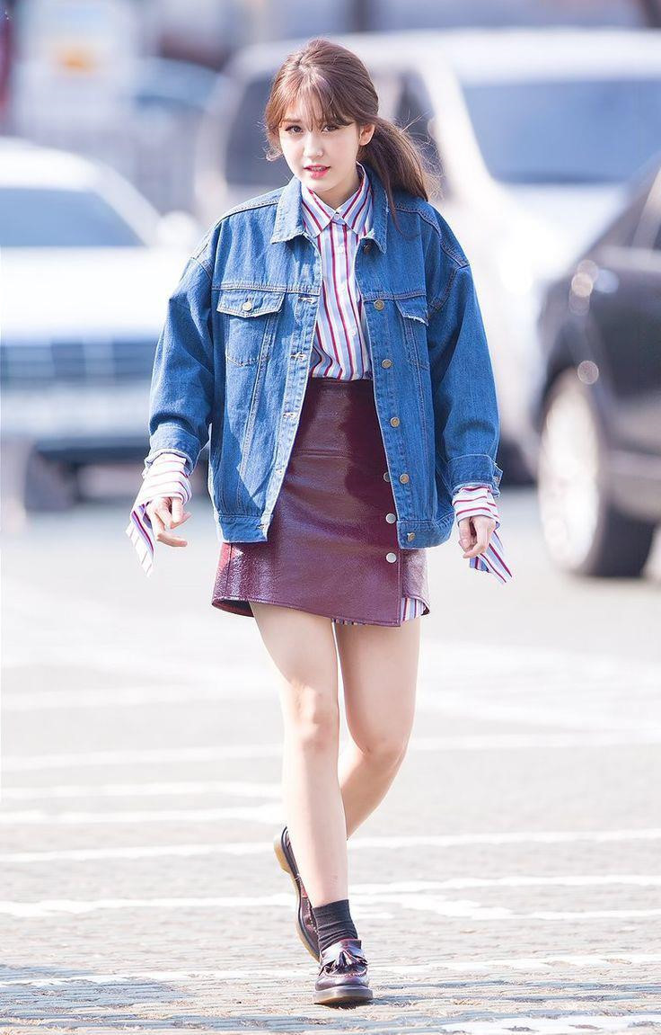 Somi trông cực kỳ cá tính với áo sơ mi phom dáng thoải mái, kết hợp cùng chân váy da và nhấn nhá bằng áo khoác bò.