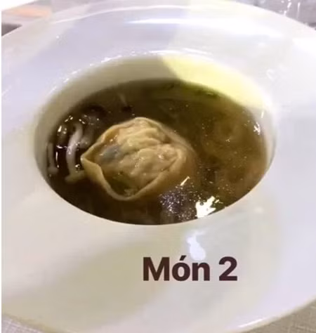 Món khai vị là cua tươi lột sốt trứng muối, ăn kèm với xà lách hạt quinoa. Món khai vị thứ hai là súp sủi cảo dumpling hải sản vi cá. Vi cá là nguyên liệu khá đắt đỏ và ít khi được sử dụng như một món khai vị.