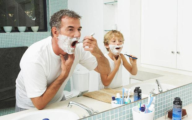 Tự chăm sóc bản thân: Các bé trai cũng cần học cách thắt cà vạt, cạo râu, ủi áo sơ mi. Đương nhiên, họ có thể học qua Internet nhưng sẽ tốt hơn nhiều nếu được học từ cha mình. Ảnh: Telegraph.