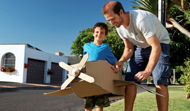 Cảm xúc nếu thiếu người cha trong quá trình trưởng thành. Chúng học được rằng phụ nữ thích biểu hiện tình cảm bằng cử chỉ thân mật, còn đàn ông thích đồng hành trong các trò chơi nam tính hơn. Ảnh: ADDitude.