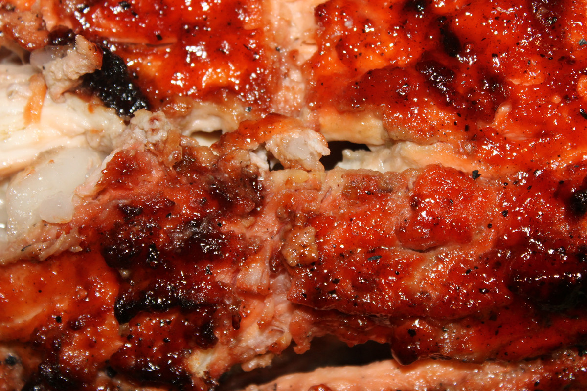 Vì không có tủ đông phù hợp với kích thước của con cá sấu, các nhân viên phải đào một cái hố và bỏ vào đó vỏ gạo, nước đá và muối như một tủ đông tạm thời. Toàn bộ cá sấu được ướp qua đêm với bia, nước ép dứa, xi-rô dừa, hạt tiêu và các loại gia vị khác. Ảnh: Blogspot.