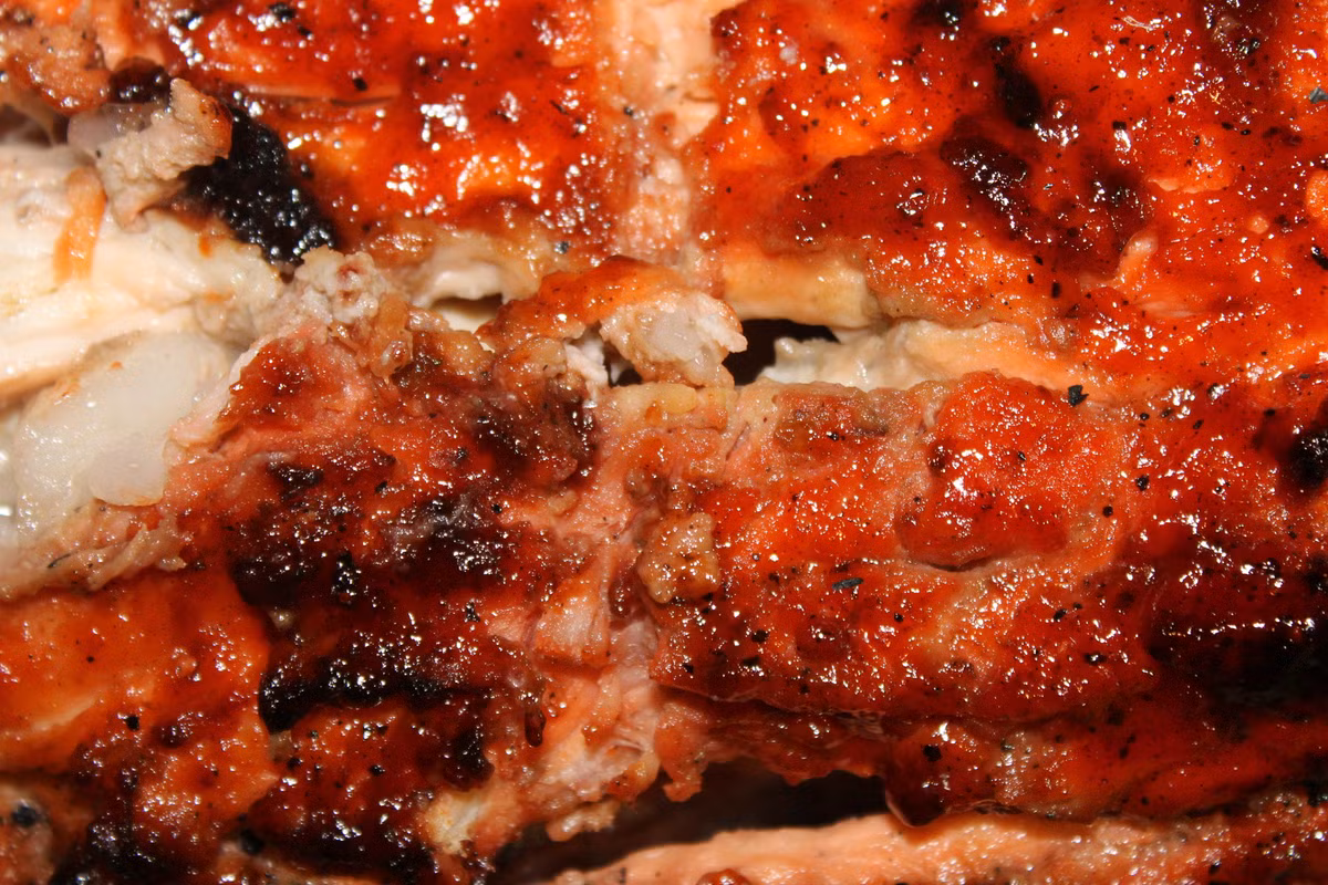 Vì không có tủ đông phù hợp với kích thước của con cá sấu, các nhân viên phải đào một cái hố và bỏ vào đó vỏ gạo, nước đá và muối như một tủ đông tạm thời. Toàn bộ cá sấu được ướp qua đêm với bia, nước ép dứa, xi-rô dừa, hạt tiêu và các loại gia vị khác. Ảnh: Blogspot.