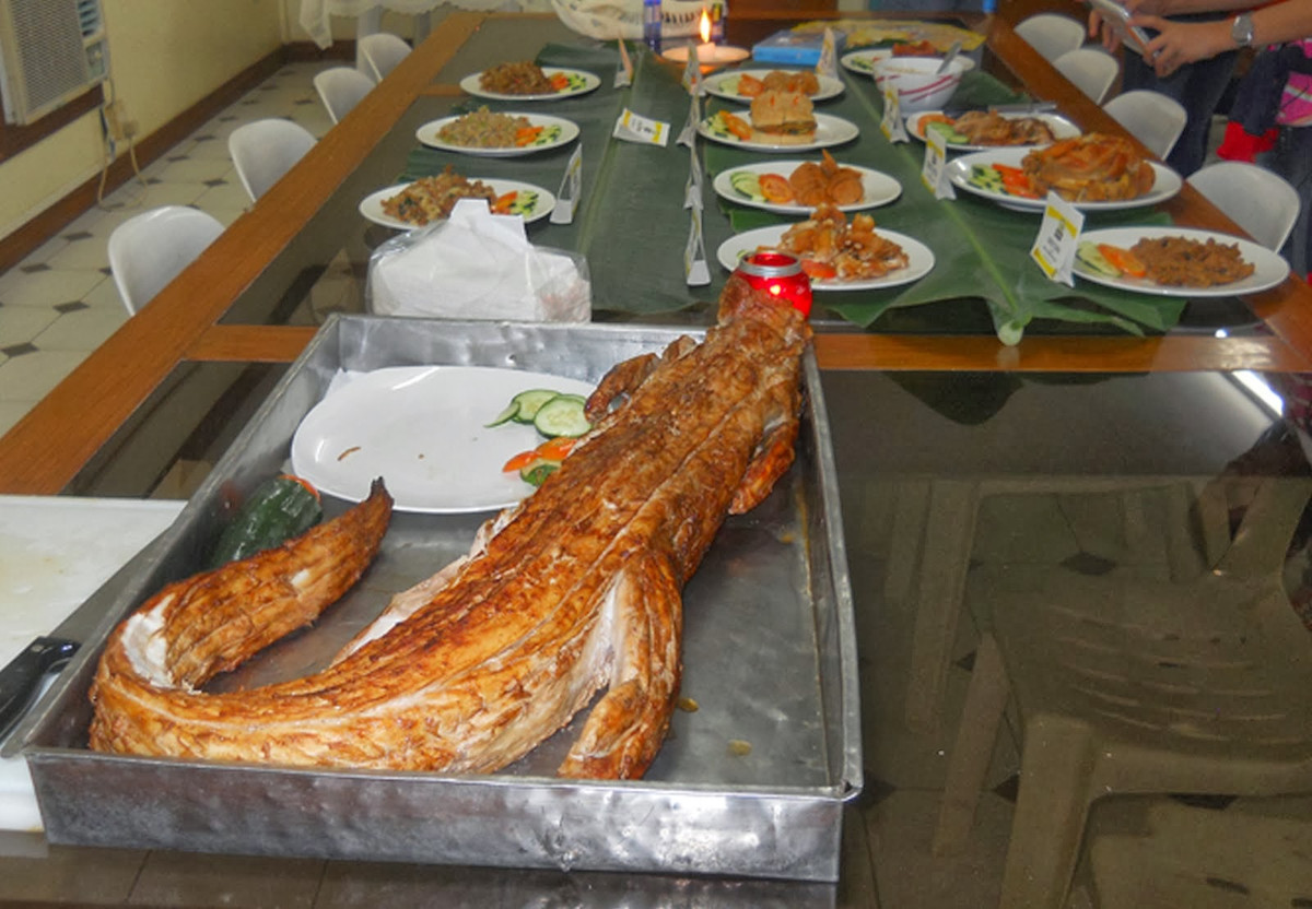 Cá sấu được chọn để nướng phải là con trưởng thành khoảng 6 tuổi và nặng 40kg. Ảnh: Blogspot.