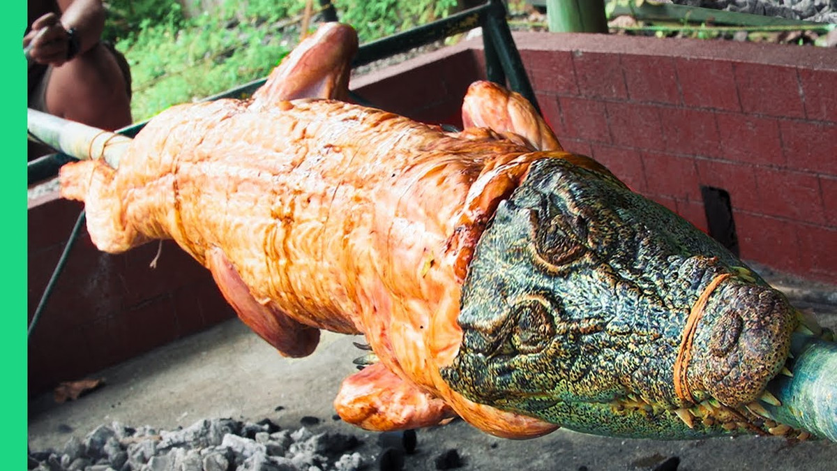 Chủ trang trại cho hay rằng thịt cá sấu là thực phẩm tốt cho tim phổi và là một chất kích thích “chuyện ấy” tự nhiên. Ảnh: Internet.