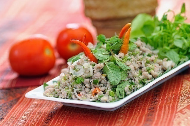 Món Lạp (Lào): Tết của Lào thường diễn ra muộn hơn, vào khoảng giữa tháng Tư dương lịch. Món ăn tết đặc trưng của người Lào là món lạp. Trong tiếng Lào, món lạp mang nghĩa lộc, may mắn, tượng trưng cho lời cầu chúc bình an, may mắn của những người Lào giản dị.