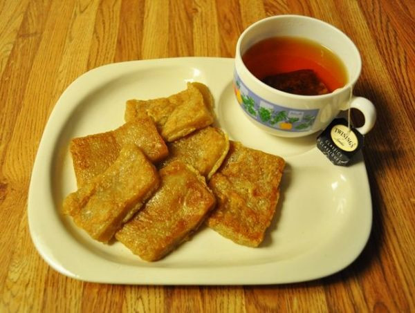 Philippines: Năm 2012, Tết Âm lịch mới trở thành ngày lễ lớn chính thức của Philippines. Trong ngày Tết, món ăn không thể thiếu của người Philippines là bánh Tikoy.