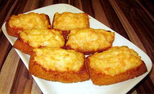 Bánh được làm từ gạo nếp trộn mỡ lợn, đường, nước, nhúng vào trứng gà rồi chiên. Người Philippines tin rằng: Ăn bánh Tikoy vào ngày đầu năm giúp những người thân trong gia đình thêm gắn bó, đoàn kết và luôn bên nhau.