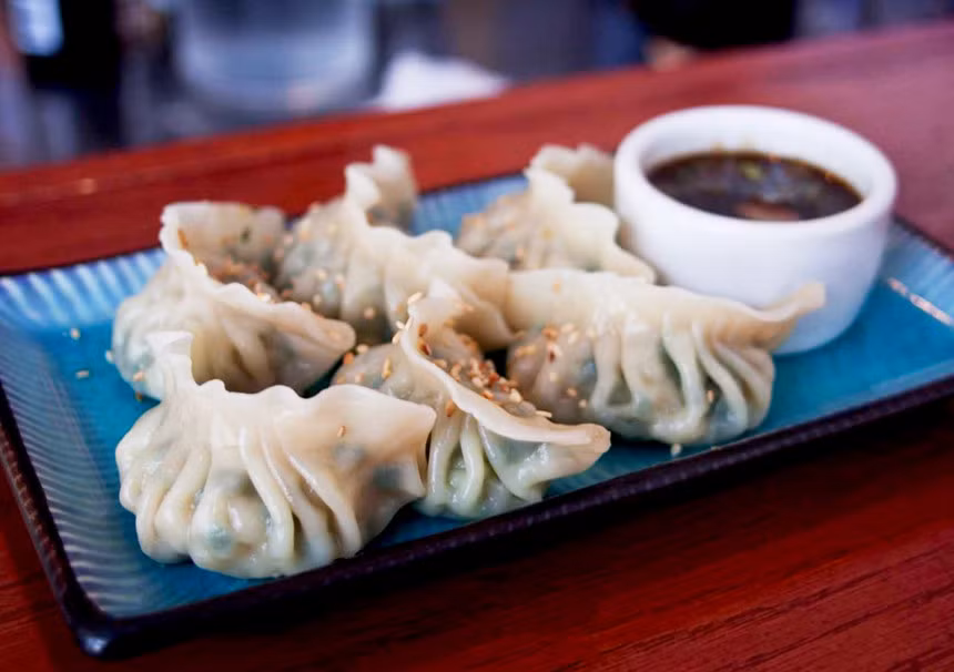 Nhân sủi cảo có loại có thịt, có loại chỉ có rau, nhưng thường là thịt và rau trộn lẫn với nhau. Trong quá trình làm nhân, cầu kỳ nhất là băm thịt và rau. Khi băm nhân, dao và thớt chạm vào nhau phát ra tiếng rất rắn chắc, bởi vì luôn thay đổi dao to nhỏ khác nhau, khiến tiếng băm tiết tấu thay đổi lúc mạnh lúc nhẹ theo nhịp điệu, như một bản nhạc trầm bổng, truyền sang hàng xóm.