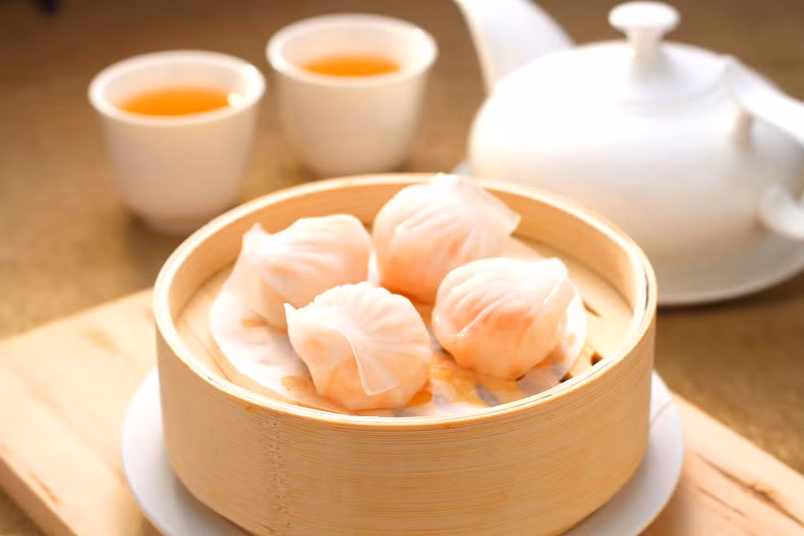 Sủi cảo (Trung Quốc): Sủi cảo (còn gọi là bánh chẻo) được coi là một phần trong nền văn hóa của Trung Quốc. Cả gia đình cùng ăn món ăn truyền thống tượng trưng cho sự đoàn tụ, mời khách ăn là tỏ ra quý trọng và nhiệt tình. Người nước ngoài sẽ bị coi là chưa từng đến Trung Quốc, nếu chưa thưởng thức món này.