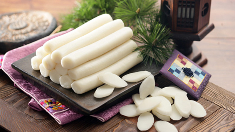 Thành phần chính của món ăn này là bánh gạo được làm thành từng thanh bánh dài với ý nghĩa cầu mong cho sự trường thọ như thanh bánh. Thanh bánh gạo được cắt thành từng miếng tròn hình đồng xu, giống như loại tiền xu trước đây của Hàn Quốc là yeopjeon.