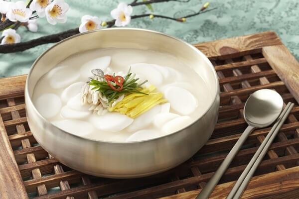 Canh bánh gạo (Hàn Quốc): Canh bánh gạo Tteokguk là món ăn tiêu biểu cho ngày Tết Seollal, gợi cho mỗi người ý nghĩa về ngày tết truyền thống và ý nghĩa của gia đình. Món ăn tượng trưng cho tất cả sự may mắn (bok) trong năm mới.